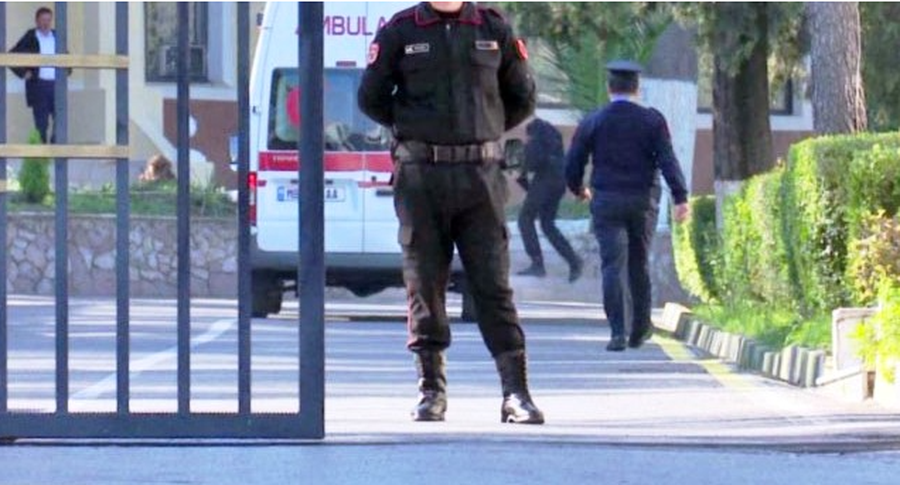 I jep fund jetës me armën e shërbimit punonjësi i