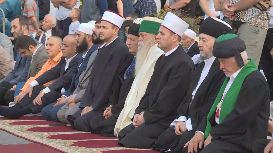 Sot Kurban Bajrami! Besimtarët falen në bulevard, luten për