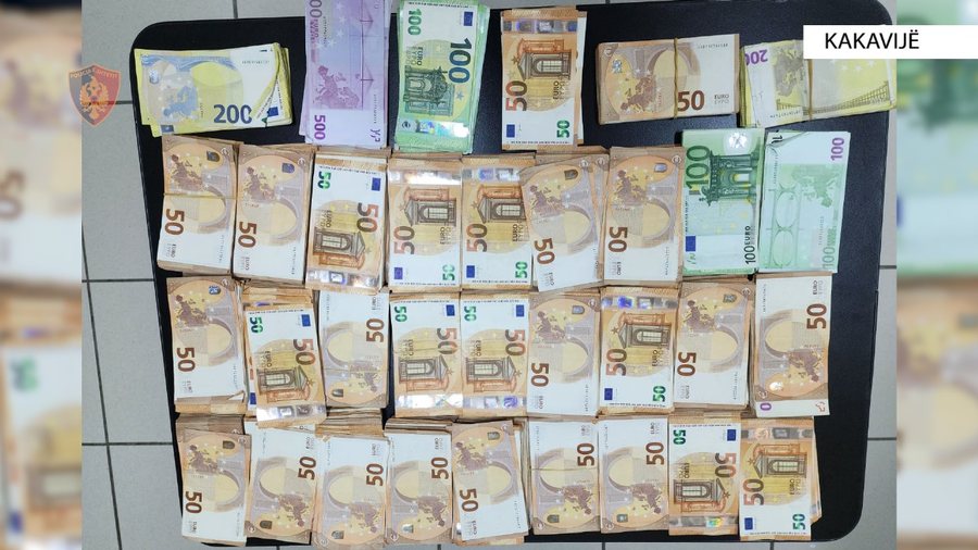 Tentoi të futet në Shqipëri me 160.000 euro në