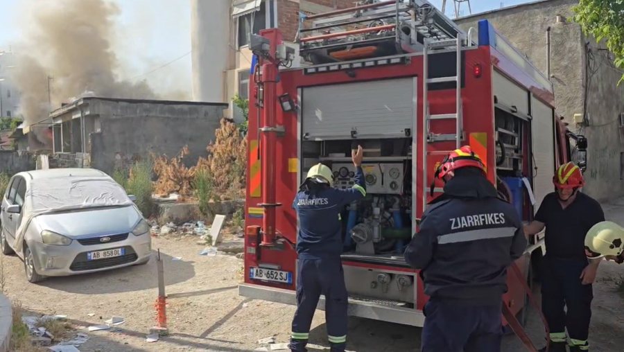 Përfshihet nga flakët një banesë pranë qendrës