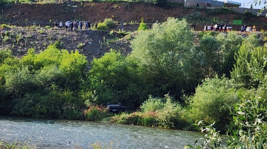 I zhdukur prej dy ditësh, gjendet brenda një makine të