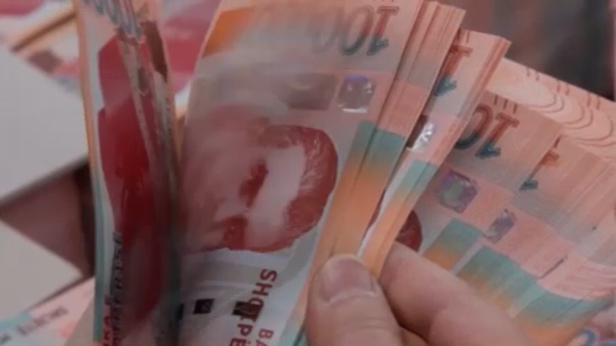 Paga mesatare bruto mujore arrin 82,210 lekë në tremujorin e parë