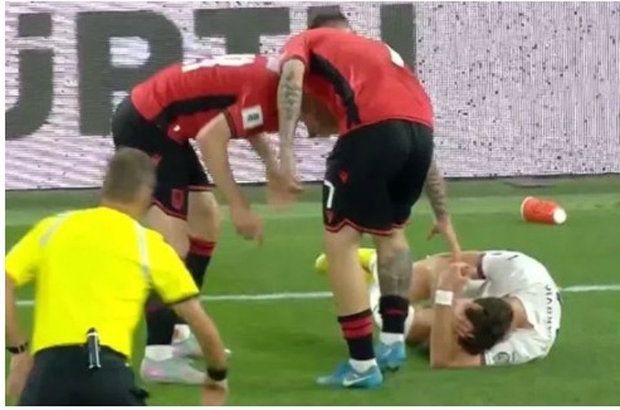 Sa qesharake kur një gotë kartoni në kokën e futbollistit