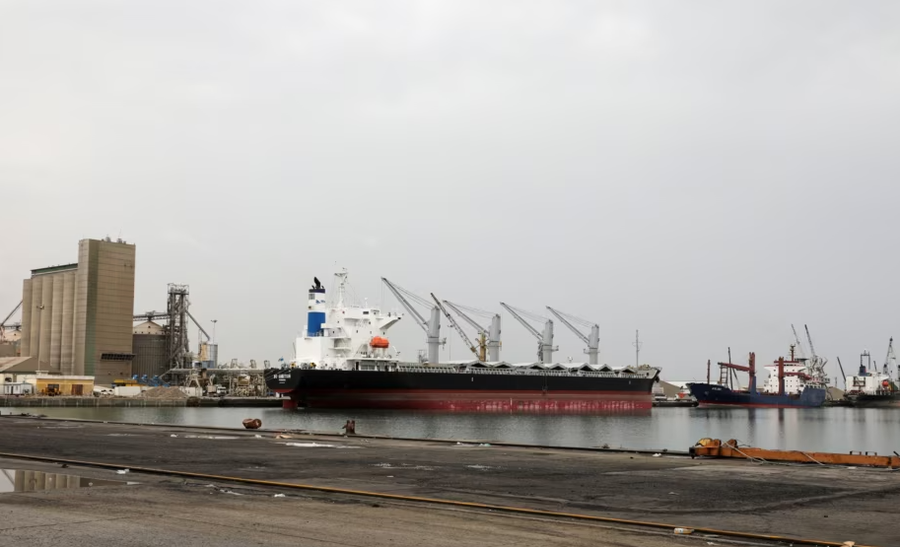 Izraeli sulmon portin Hodeidah në Jemen, kërcënon me