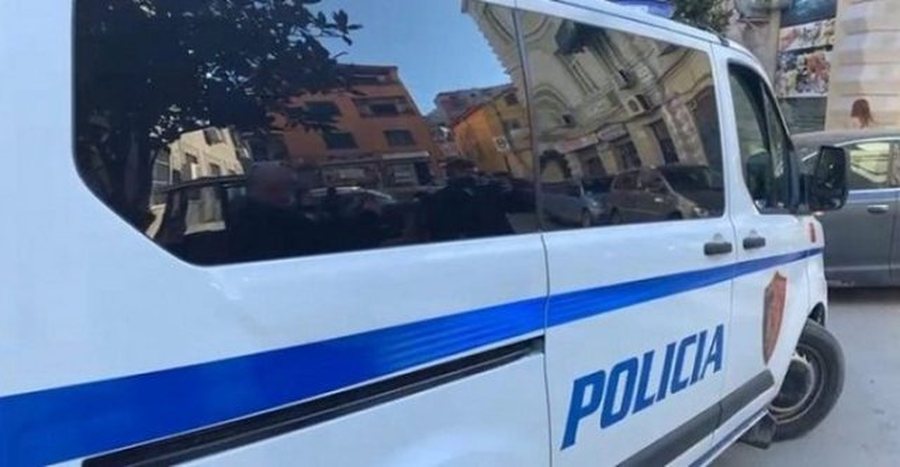 E rëndë në Librazhd, 32-vjeçari e spërkat me
