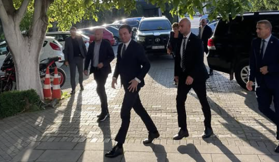 Albin Kurti goditet me vezë në Skënderaj, pezullohen 3