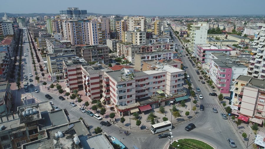 Banesat me qira në Fier, kushtet e vështira në fshat por rrisin