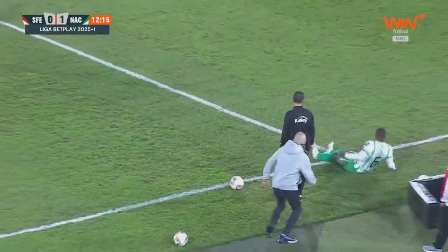 Tronditet futbolli kolumbian, lojtari lëkundet dhe rrëzohet në