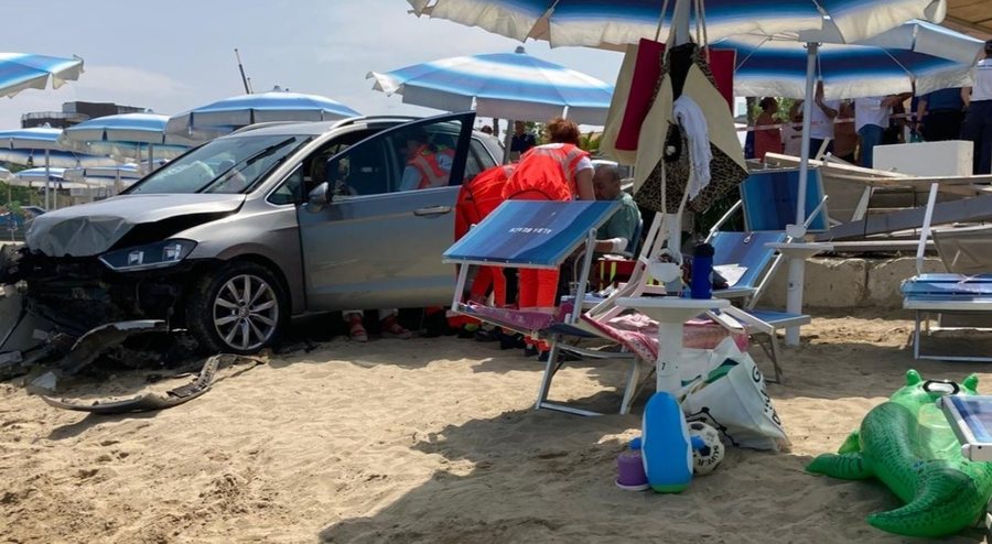 Makina futet mes pushuesve në një plazh në Itali,
