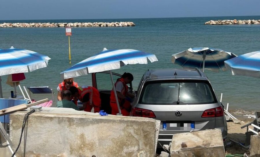 Makina futet mes pushuesve në një plazh në Itali,