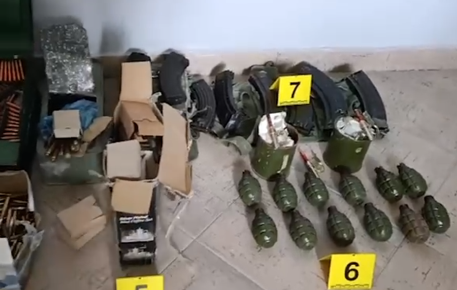 Arsenal armësh i fshehur në murin e një ndërtese,