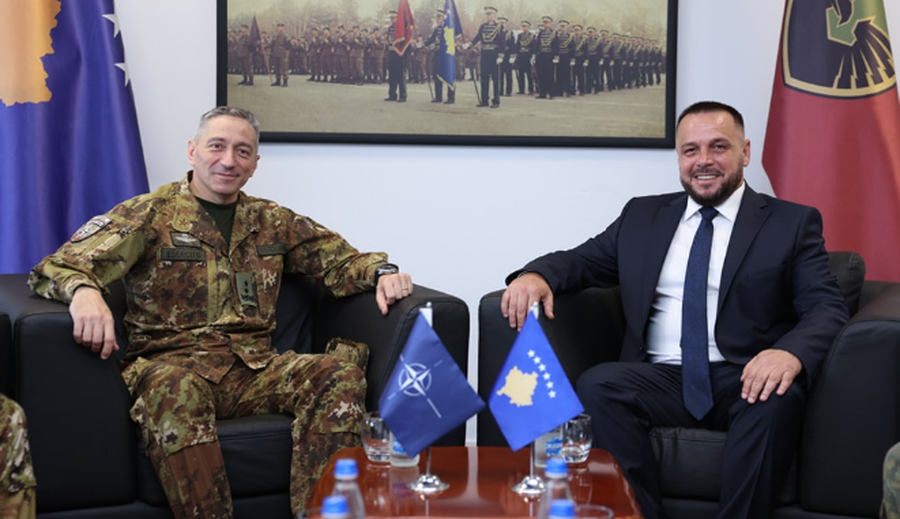 Kreu i KFOR-it i shkon në takim Maqedoncit, flasin për sigurinë