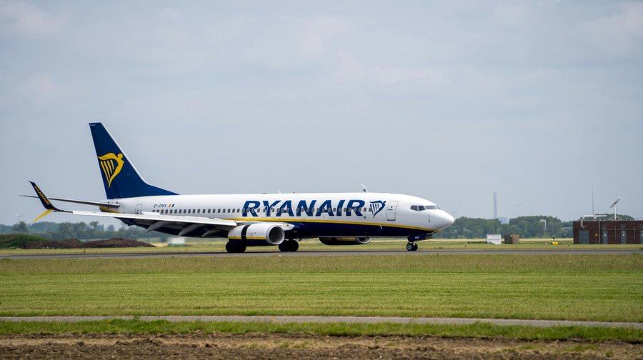Panik në aeroportin grek, avioni përplaset me objektin metalik në