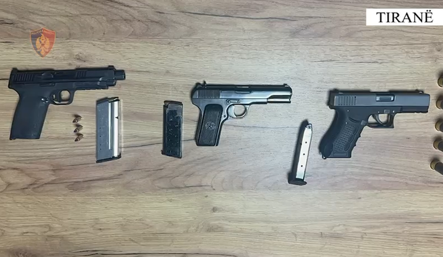 Kanosën me armë një person, pranga 2 vëllezërve në