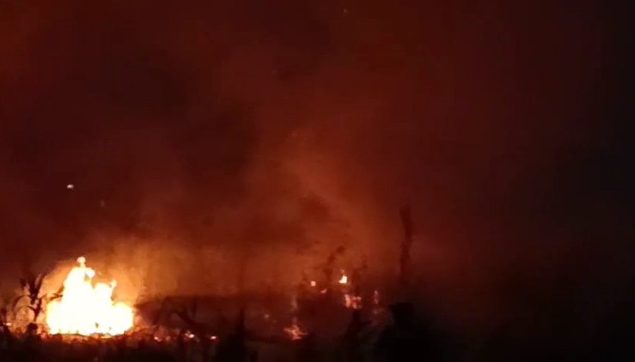 Zjarr i madh në Cakran, dyshohet se u shkaktua nga fermerët për