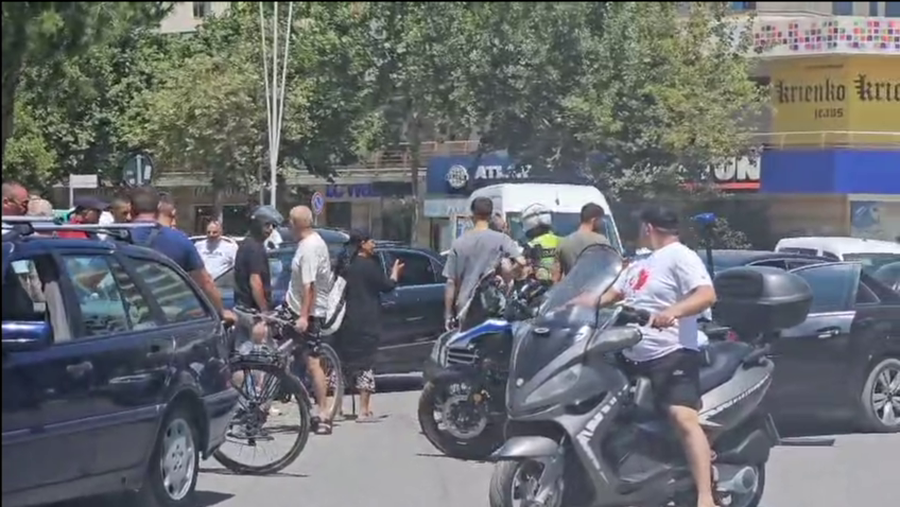 Vlorë, shoferët bëjnë sherr pas aksidentit me makinë