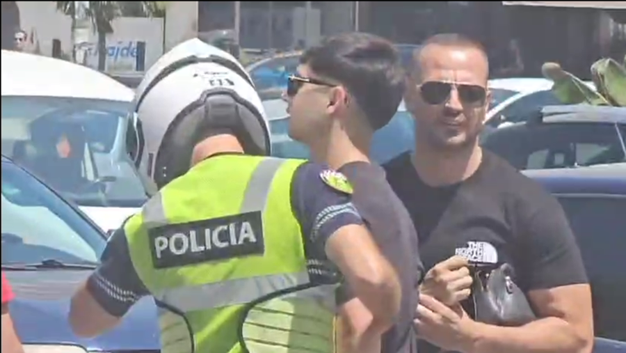 Vlorë, shoferët bëjnë sherr pas aksidentit me makinë