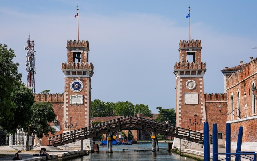 Jeff Bezos “dëbohet” nga venecianët, dasma luksoze