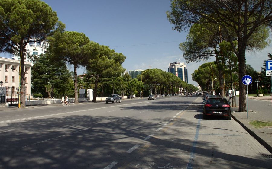 41-year-old man crashes car into 2 skateboards in Tirana, injuring 3 minors
