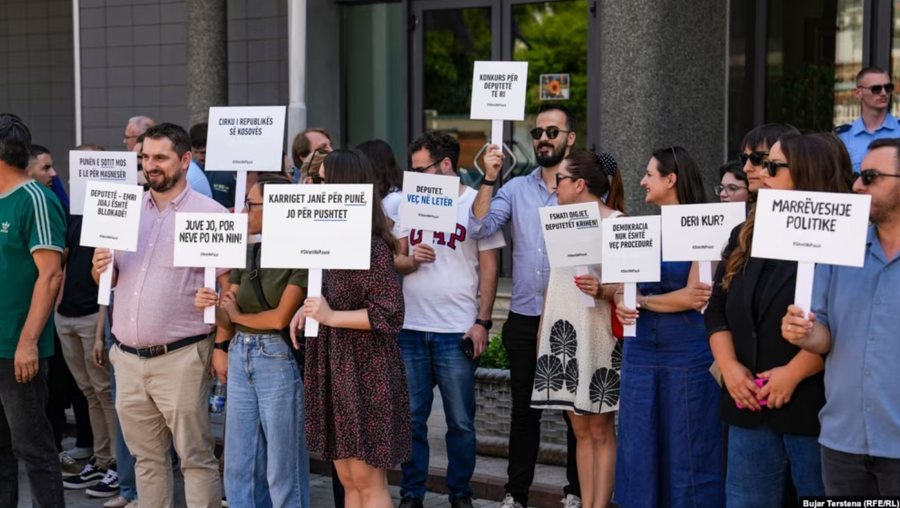 “Deri kur?” Deputetët e Kosovës dështojnë