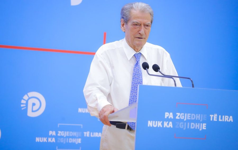 Berisha publikon pamje: U dhanë 6 mijë leje legalizimi për