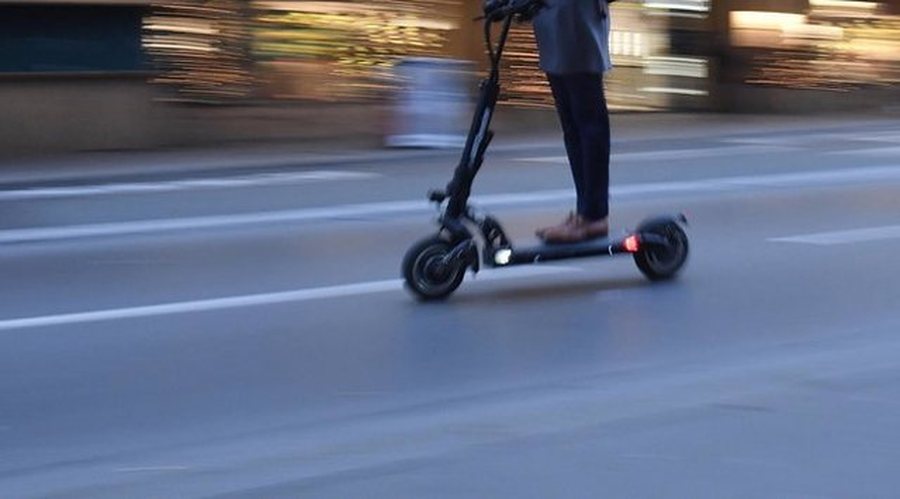 Aksidenti me monopatina në bulevard, në gjendje të