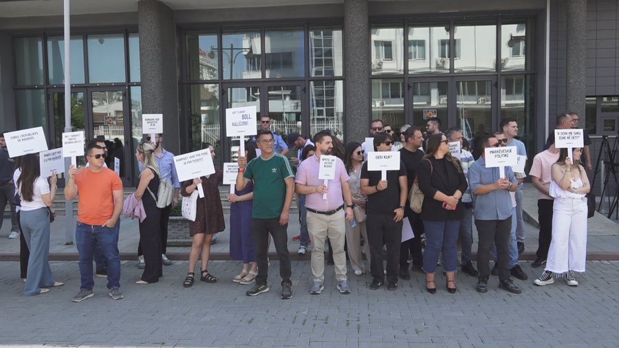 Protestë para Kuvendit, 37 seanca, as dy orë punë efektive