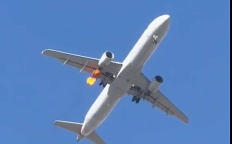 Panik në ajër, avionit i merr flakë një prej motorëve