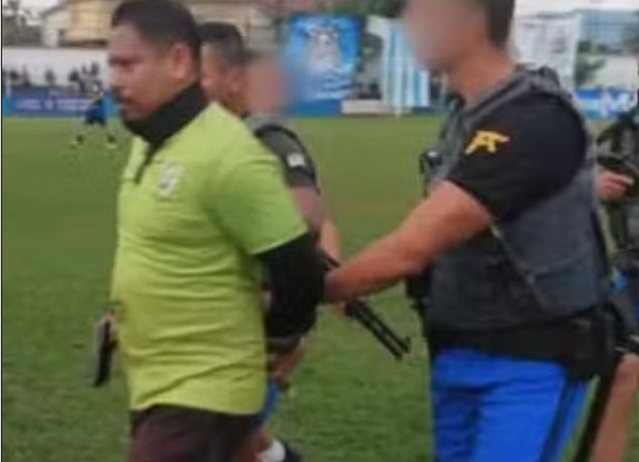 E çuditshme në Brazil, arbitrit i vihen pranga në fushë,