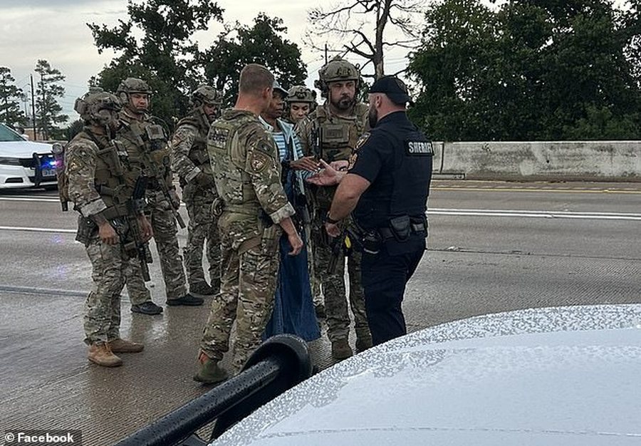 Gruaja e armatosur ulet me karrige në mes të autostradës, kaos