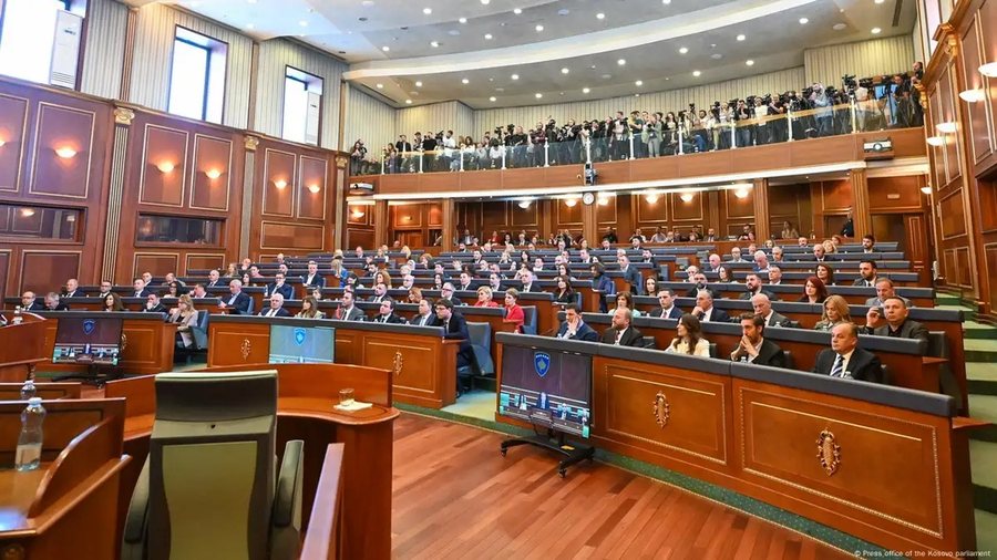 E diela i jep fund krizës në Kosovë? Partitë politike marrin