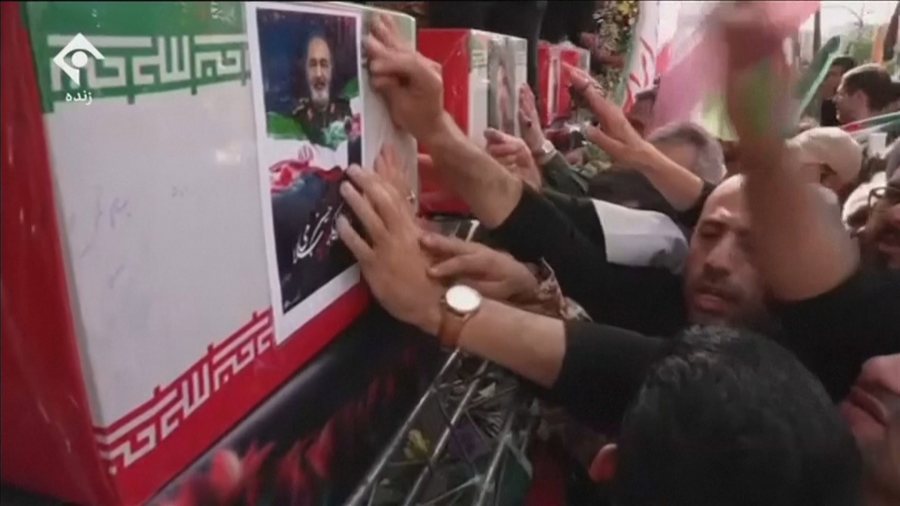 Mijëra iranianë në homazhe, përcillen figurat e vrara