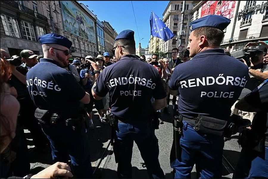E djathta ekstreme kundër paradës së LGBTQ+, bllokon urën e