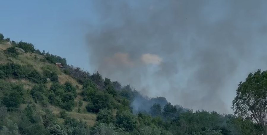 Zjarr afër ish-repartit ushtarak të tankeve në Maliq