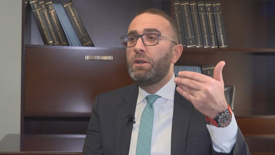 “Neni Basha i padrejtë”, Bardhi kundër largimit të