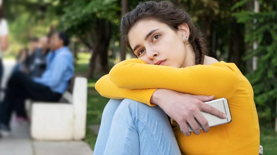 Studimi i ri i OBSH-së: Vajzat adoleshente janë grupi më i