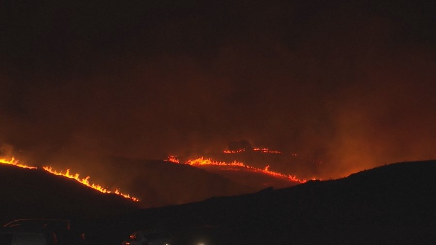 Digjet Izmiri, flakët përhapen me shpejtësi, shkrumbohen pyje e
