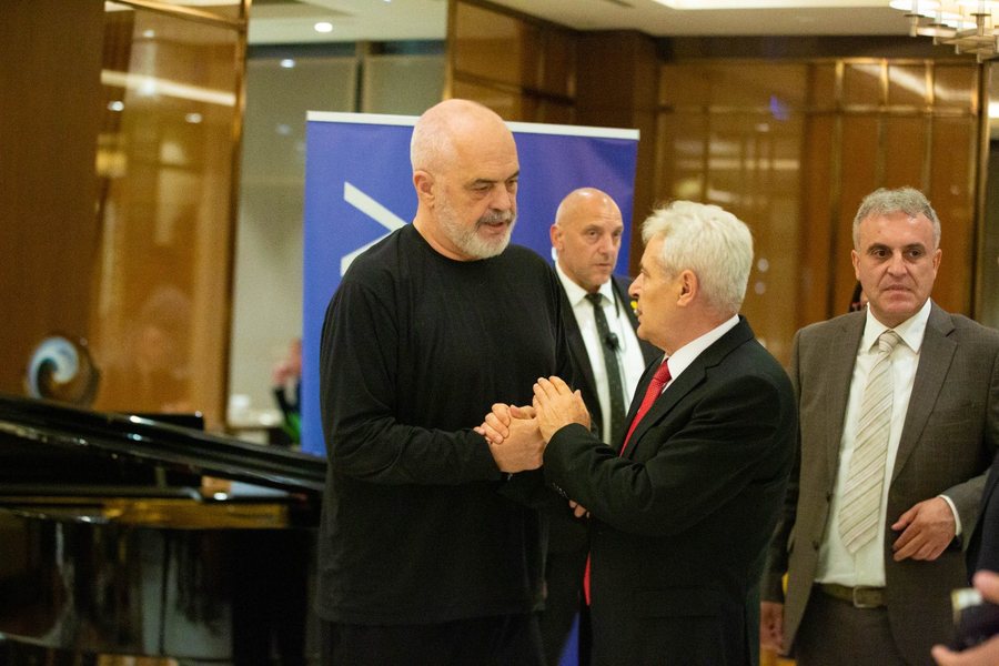 Ali Ahmeti ndan foto nga takimi me Ramën: Takim vëllazëror