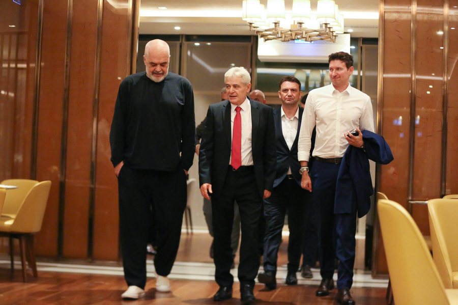 Ali Ahmeti ndan foto nga takimi me Ramën: Takim vëllazëror