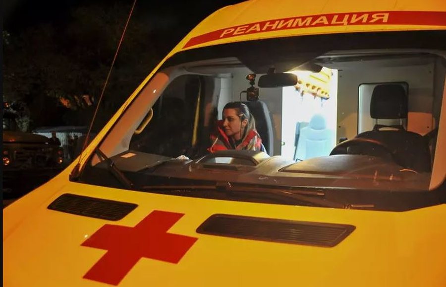 Mbetjet e dronit godasin një shtëpi në Rusi, viktima e të