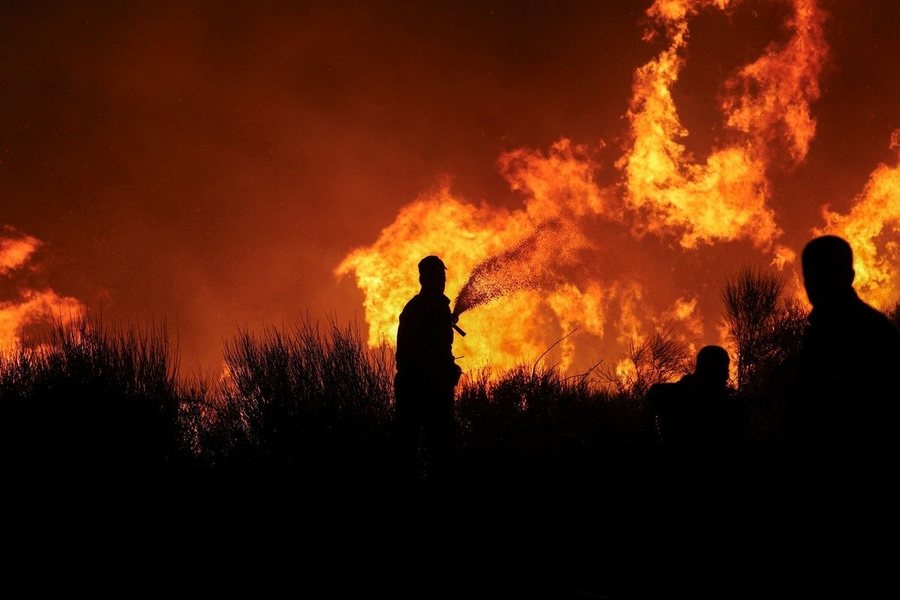 Crete on fire! Thousands of residents and tourists evacuated, hundreds of