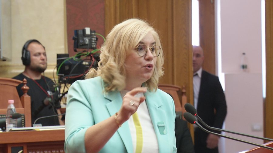 Kuvendi nis me tensione, Zheni Gjergji: Zjarri në Elbasan, alarm për