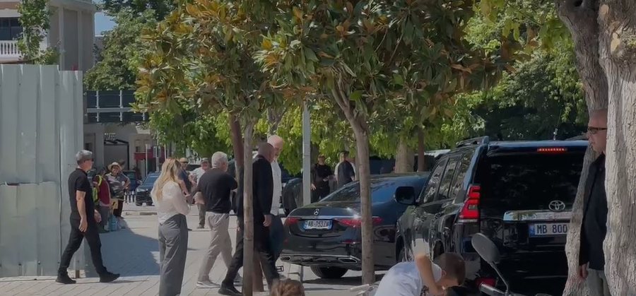 Rama mbyll takimet në Vlorë, largohet pa shoqërimin e