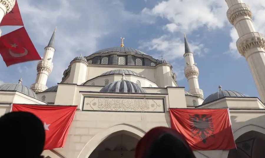 Analiza: Xhamitë si instrumente të politikës turke në