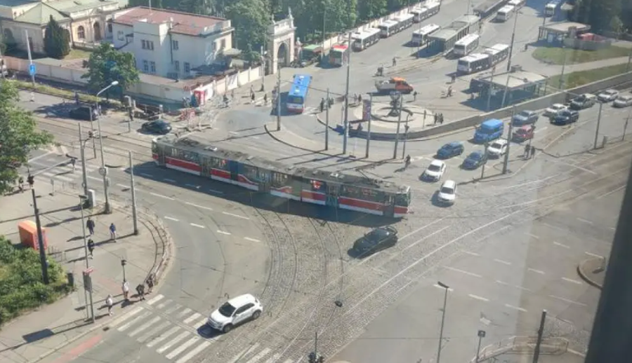 Ndërprerje masive energjie, Çekia zhytet në terr, trenat ngecin