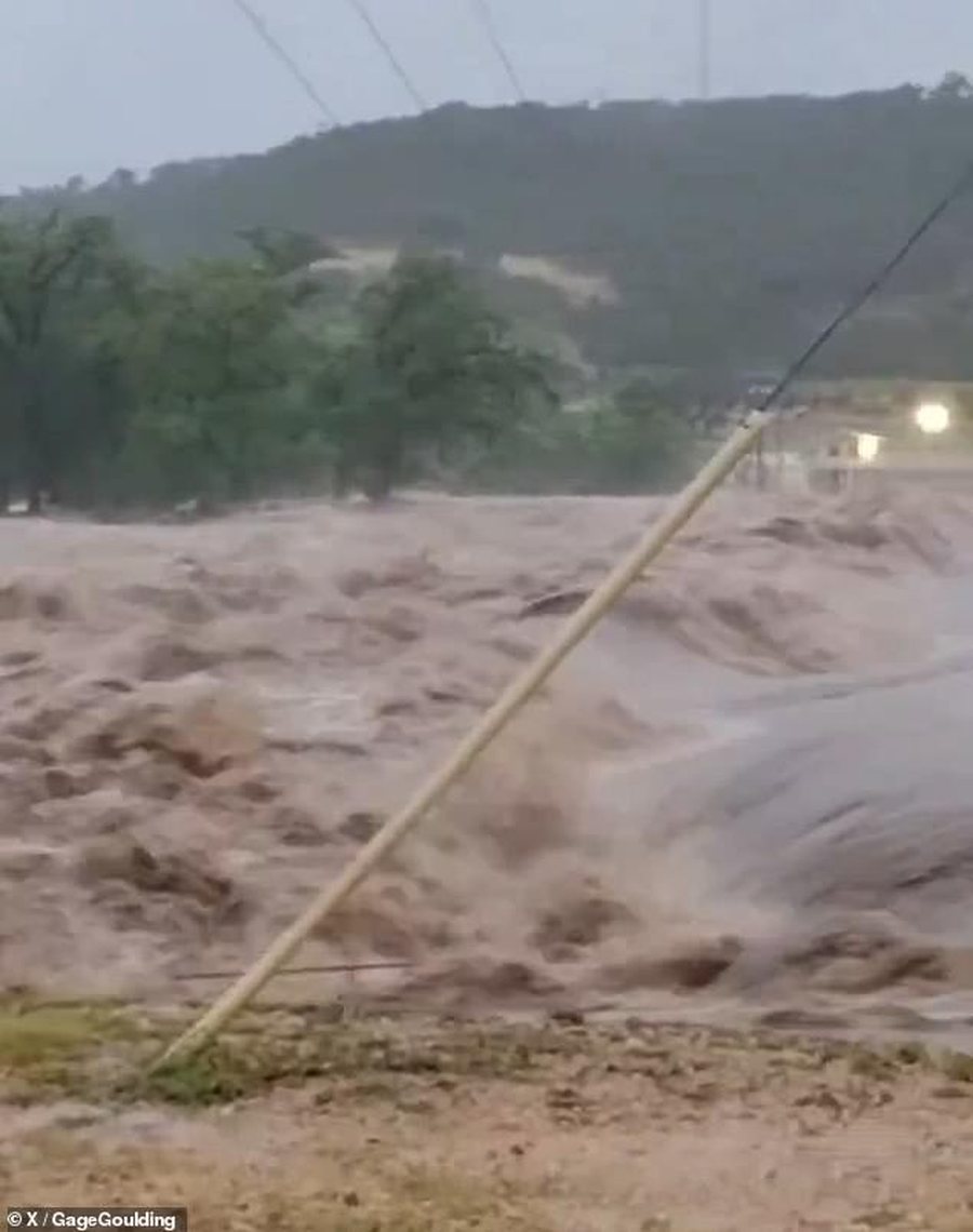 Disaster in Texas, at least 6 dead due to flooding