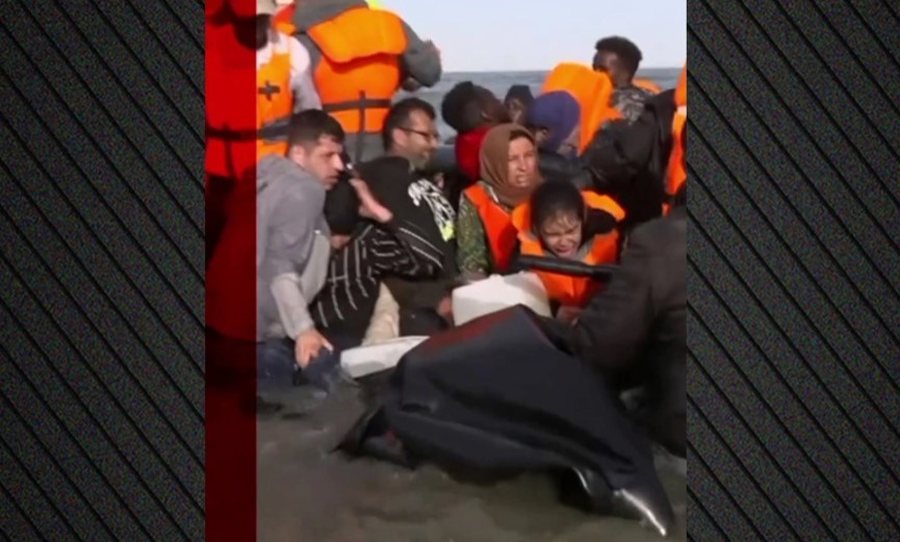 Policët francezë hyjnë në det me thika, çajnë