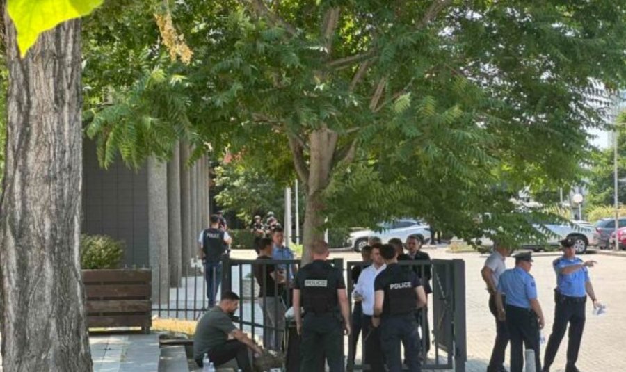 "The bomb will explode in 10 minutes" - Secretary of the Kosovo