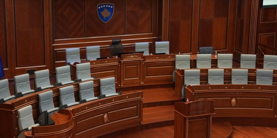 Deputetët vazhdojnë të mos e bëjnë Kuvendin, me
