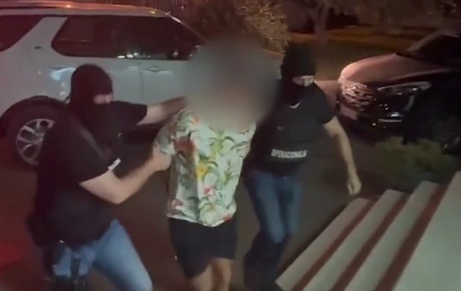 Kokainë, kanabis, armë zjarri e municion luftarak. Arrestohet